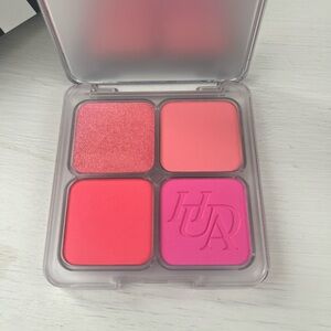 HUDA BEAUTY Vibrant Pink and Coral Blush Quad